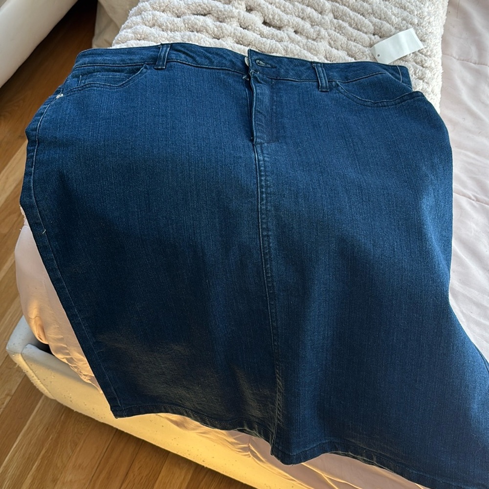 Laura Scott Denim Button pencil skirt size 8. New with tags